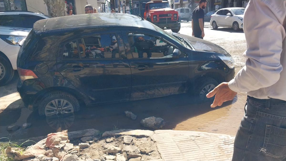 El vehículo quedó trabado en la esquina entre General Rodríguez y Boulevard Buenos Aires, Monte Grande.