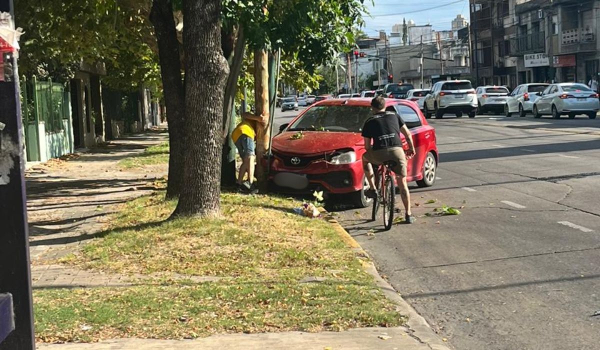 Vecinos de Lomas ayudaron al conductor del auto. Vecinos de Lomas ayudaron al conductor del auto.