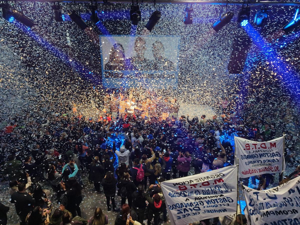 La celebración tras el contundente triunfo de Fuerza Patria en Ezeiza. La celebración tras el contundente triunfo de Fuerza Patria en Ezeiza.