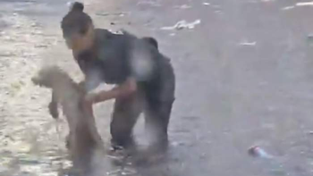 Emotivo rescate de un perro que se ahogaba: lo hizo una vecina de Monte Grande policía de la Ciudad