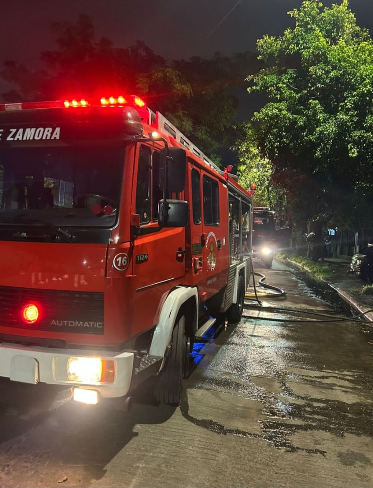 Dos dotaciones controlaron un incendio que afectó el altillo de una casa en Llavallol.