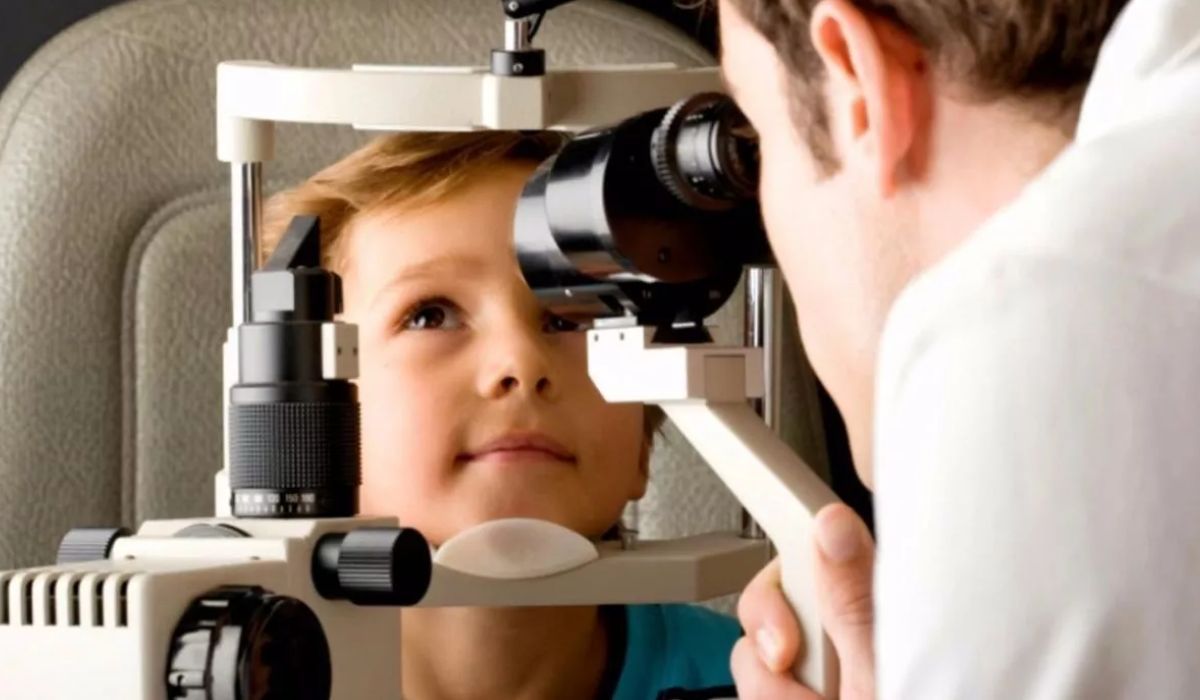 Alerta por la miopía en niños por el exceso con las pantallas: qué recomiendan los profesionales