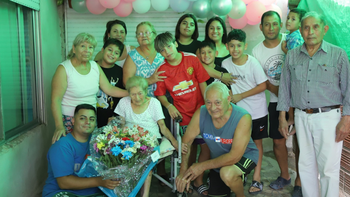 Una vecina de Monte Grande festejó 103 años junto a cuatro generaciones de su familia  