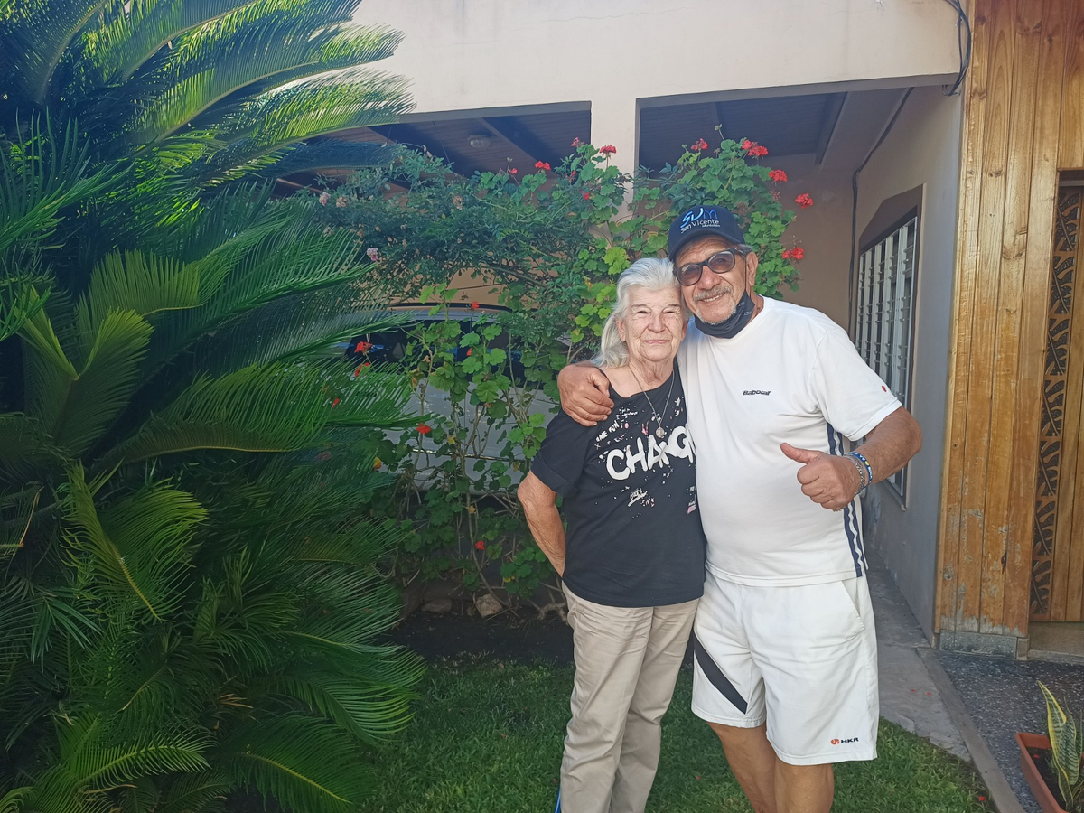 El vecino junto a su esposa, Teresa.