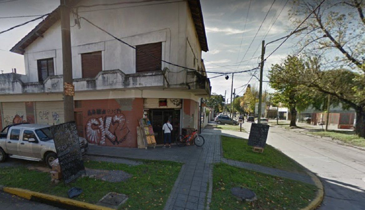 Incendio en una verdulería de Lomas de Zamora. Ocho bomberos trabajaron en el lugar durante la madrugada.