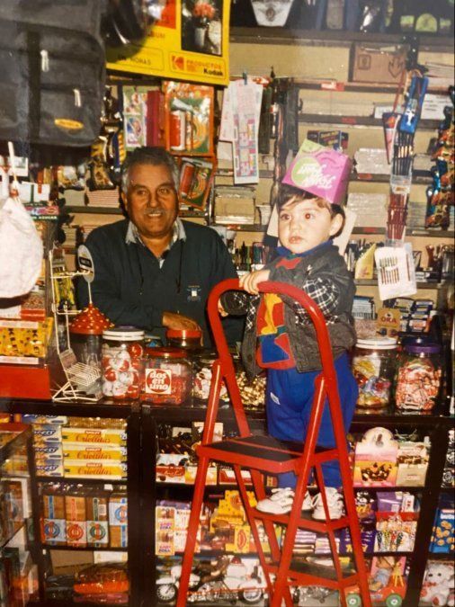 Manuel y su nieto, Cristian Vanad&iacute;a, en su kiosco en Monte Grande.
