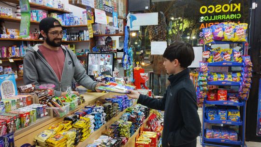 El boom de las figuritas del Mundial en 5 kioscos de San Vicente: compras por $80.000, escasez y adultos fanáticos