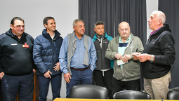 entregaron a los bomberos de san vicente la recaudacion de la fiesta regional de la miel