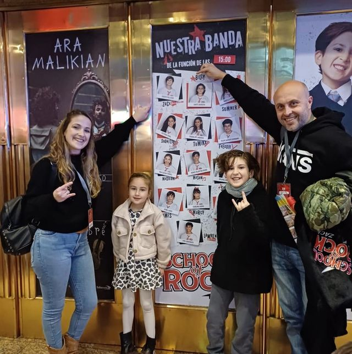 Fausto junto a su familia en la puerta del teatro.