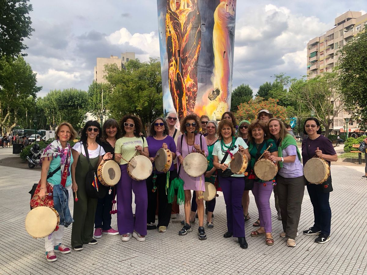 Las Mujeres Pájaro recorrieron las calles de Monte Grande con sus cantos originarios