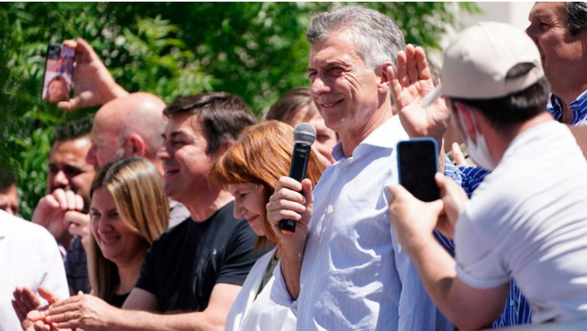 El intendente de Lan&uacute;s, N&eacute;stor Grindetti, no estuvo en el escenario junto a Macri.