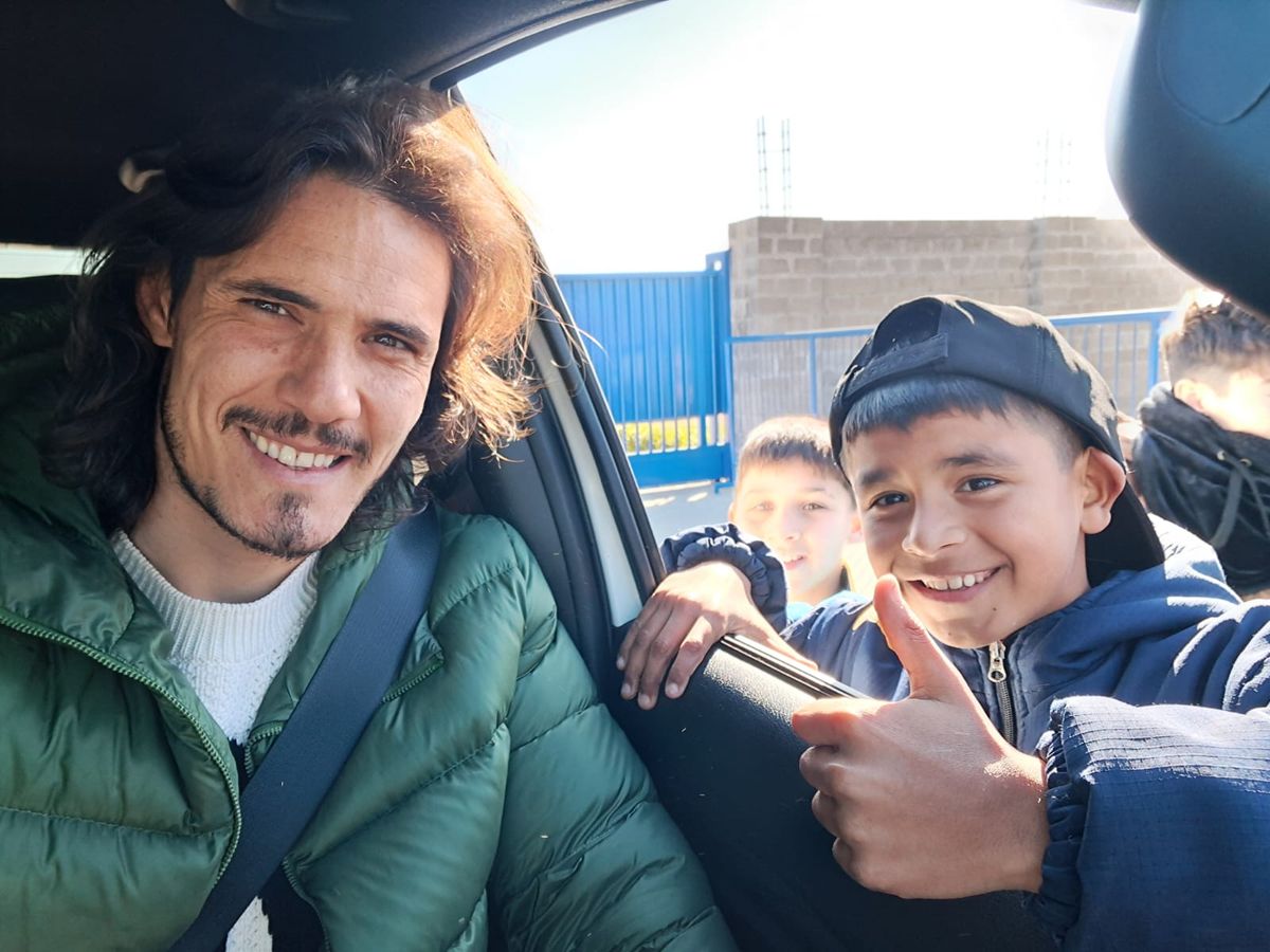 Edinson Cavani junto a Santino Inca.