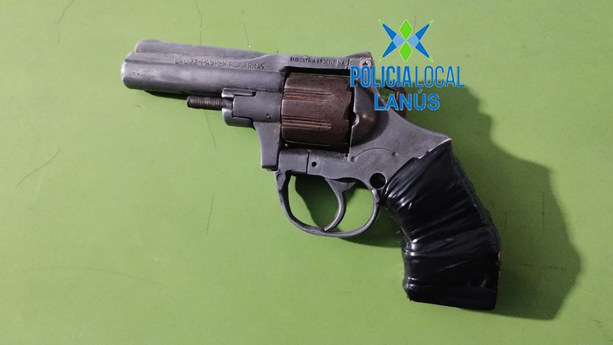 El arma que le fue incautada al joven de Lanús.
