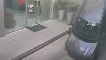 Insólito accidente en Lomas: un auto cayó desde la rampa de un estacionamiento