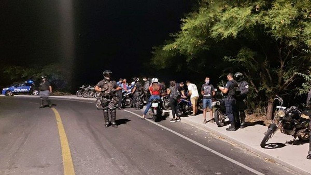 Video: un agente de tránsito volteó con un palo a una moto que corría una picada ilegal
