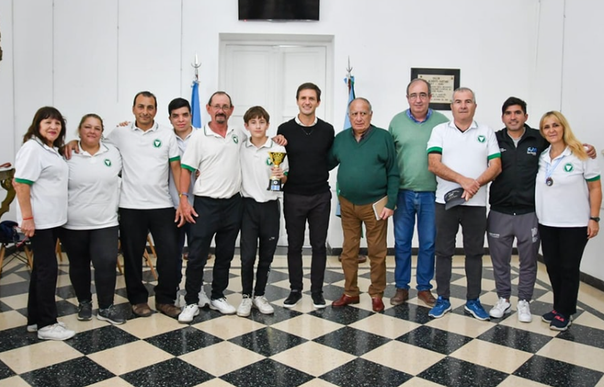 Integrantes de los equipos de bochas del Club Mitre de San Vicente en una reciente visita al Municipio, con el intendente Nicol&aacute;s Mantegazza.