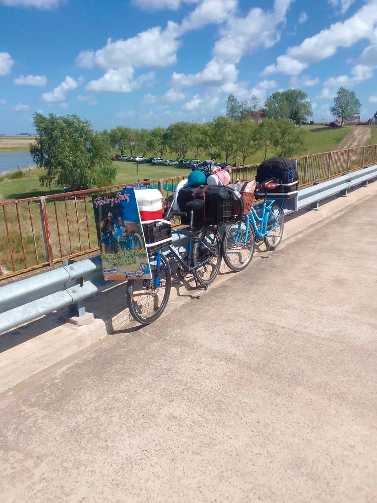 Los vecinos llevaron todo su equipaje en los canastos de las bicicletas.