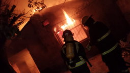 feroz incendio de dos casas en burzaco: vecinos perdieron todo