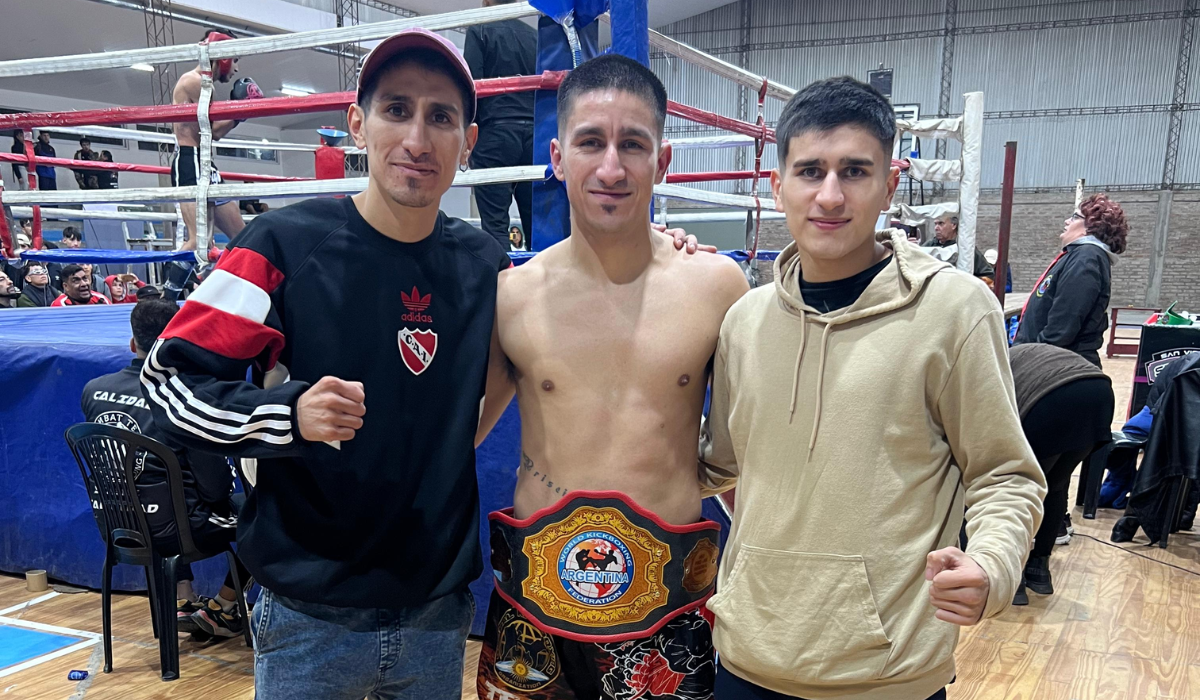 Los tres hermanos de Longchamps juntos en el evento de Kickboxing en Alejandro Korn.