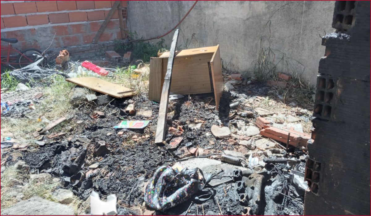 Una familia de Lomas perdió todo en un incendio y denuncian que fue provocado.