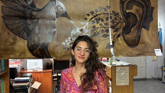 Monte Grande: una artista expone obras inspiradas en la hipoacusia en la biblioteca El Principito