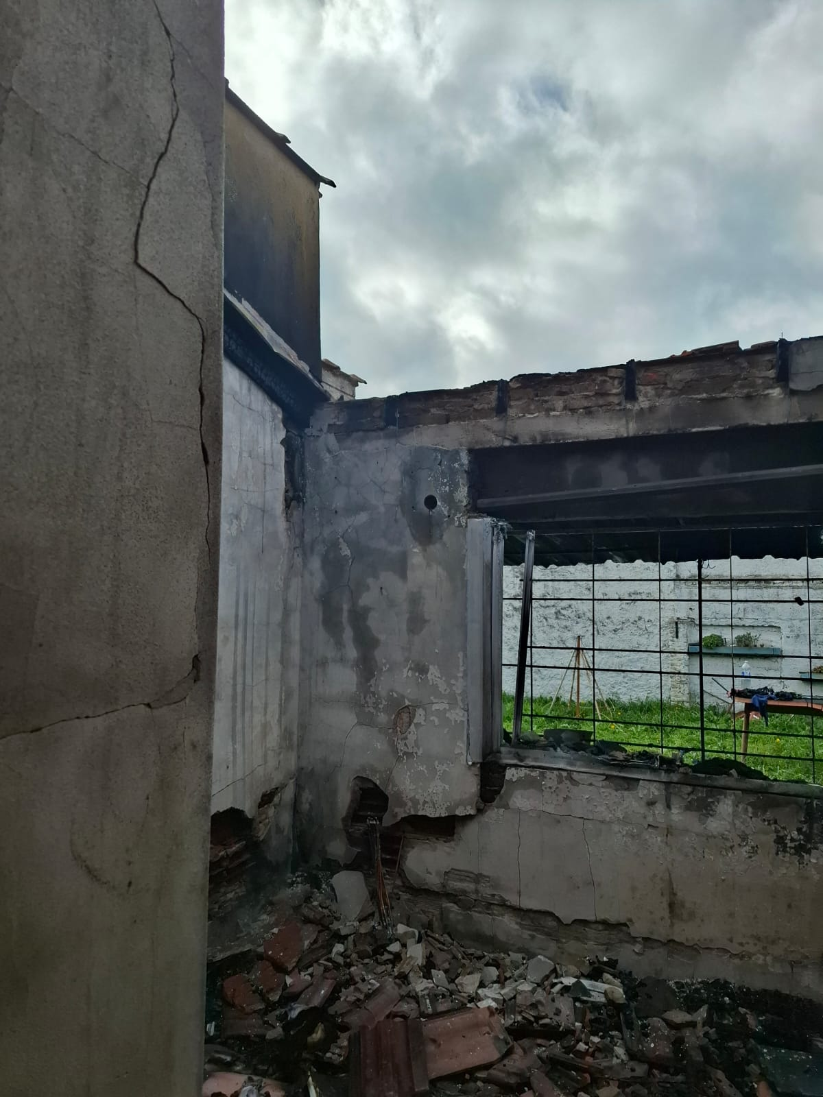 Las llamas derrumbaron el techo de una de las habitaciones.&nbsp;