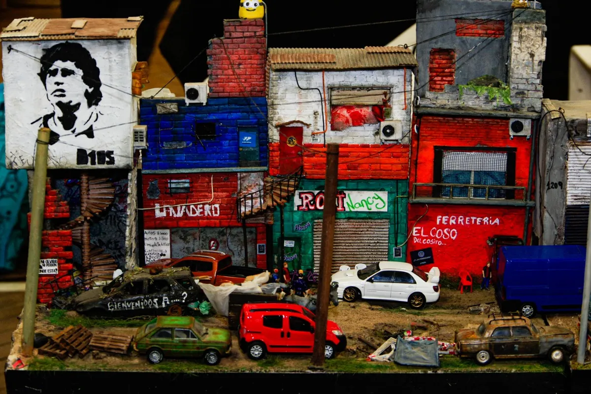 Ferretería El coso del cosito, un mural de Maradona y un minion. 