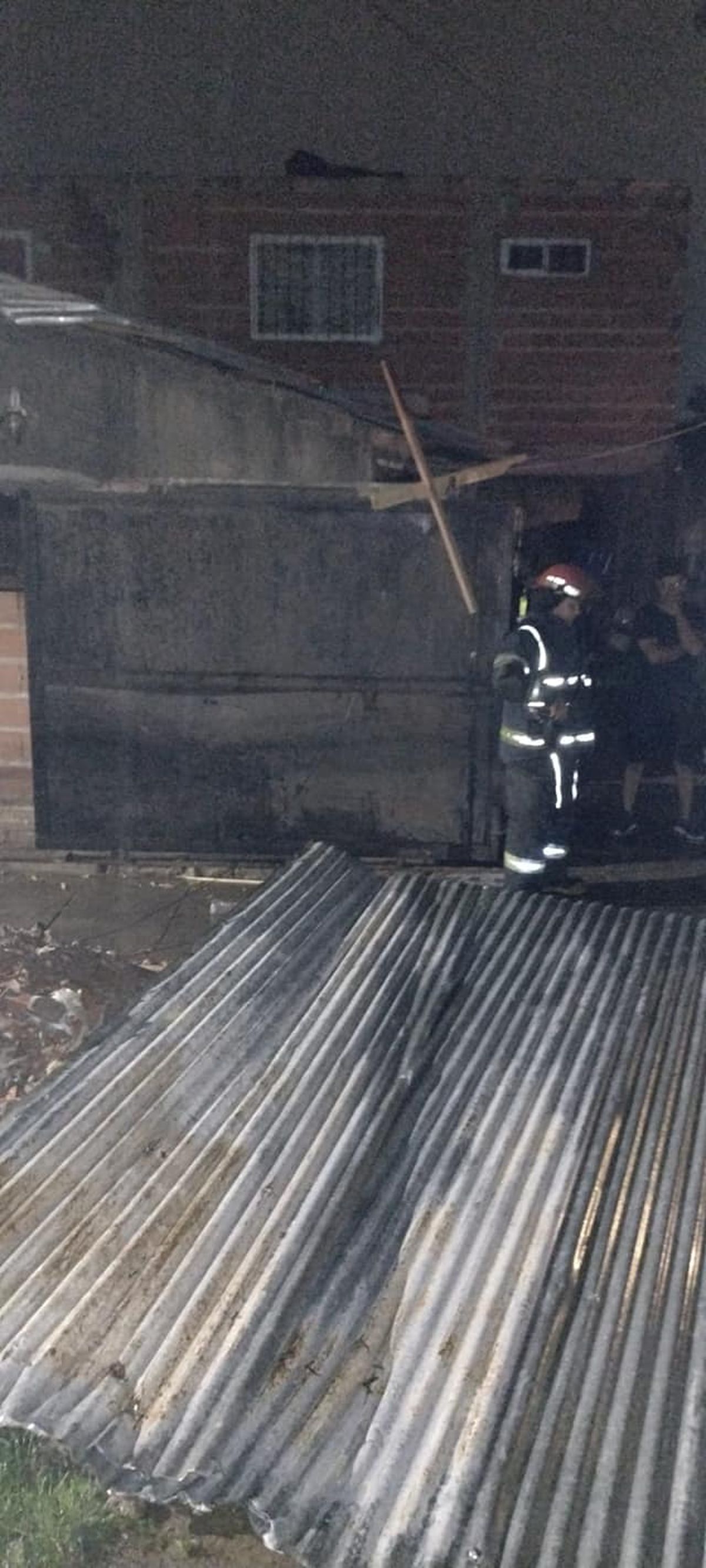 Los Bomberos de Almirante Brown trabajando en el lugar.