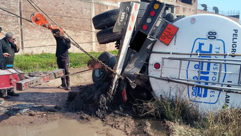 Volcó en 9 de Abril un camión cisterna con material inflamable
