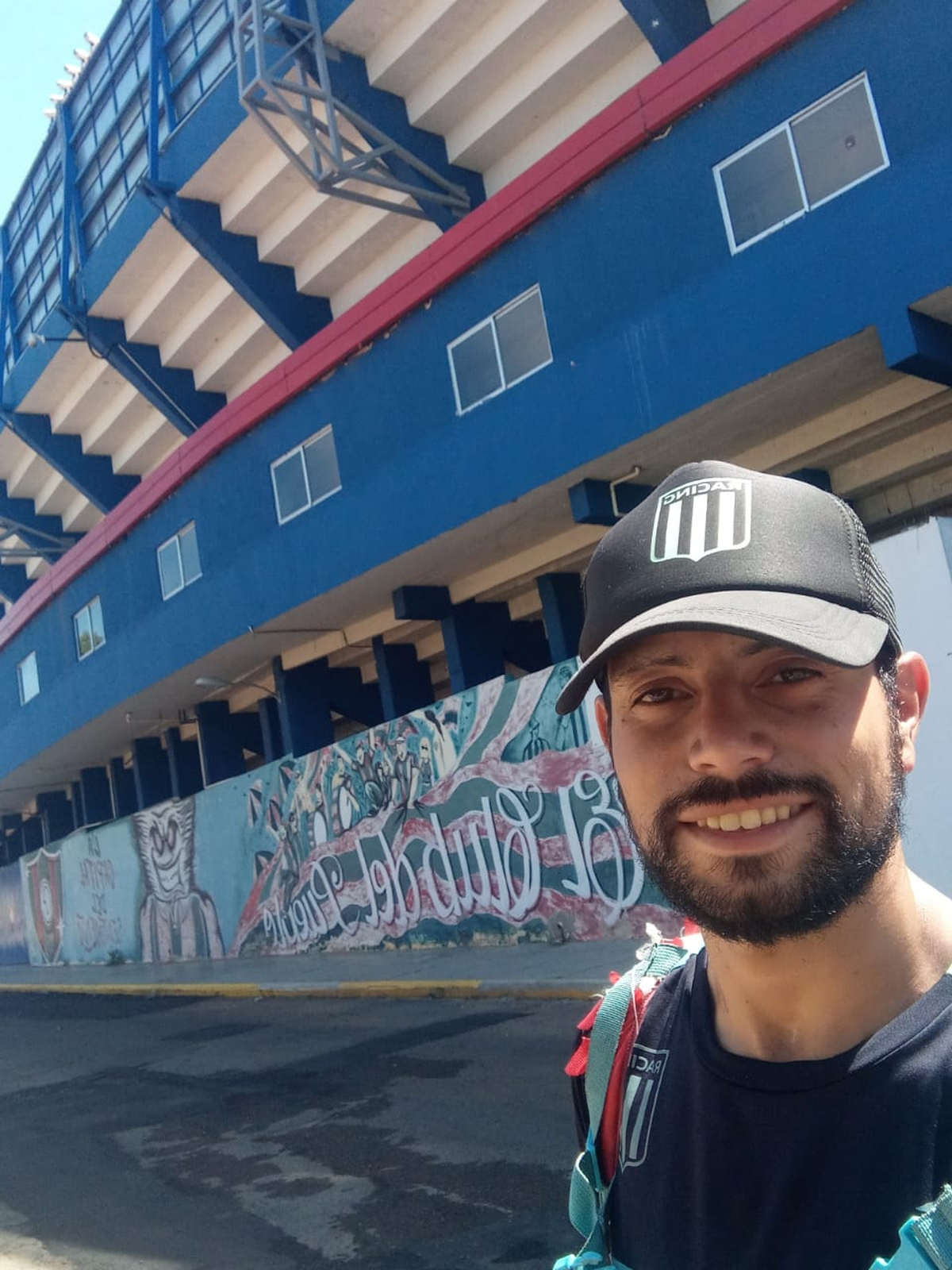 Un joven de San Vicente trabaja con Pedidos Ya.