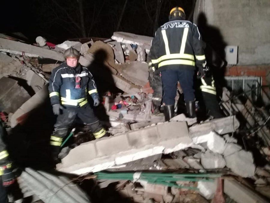 Tragedia en Lomas de Zamora: bomberos buscan sobrevivientes entre los escombros.