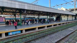 operativo policial en el tren roca: hombre armado tomo de rehen a una mujer en temperley