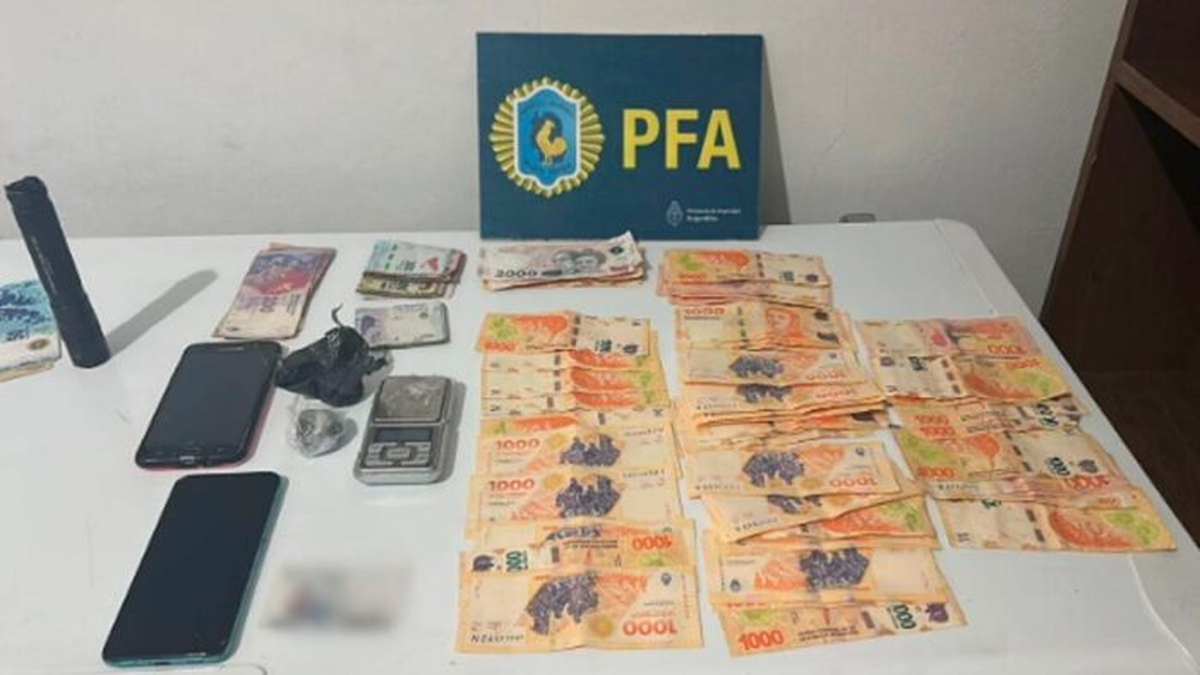 Elementos incautados durante los allanamientos realizados en Longchamps y en otros puntos del Conurbano.