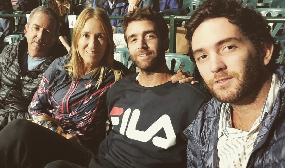 Facundo Lugones junto a sus padres, directores del Adrogué Tenis Club