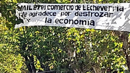 monte grande: colocaron un pasacalles contra milei en pleno centro