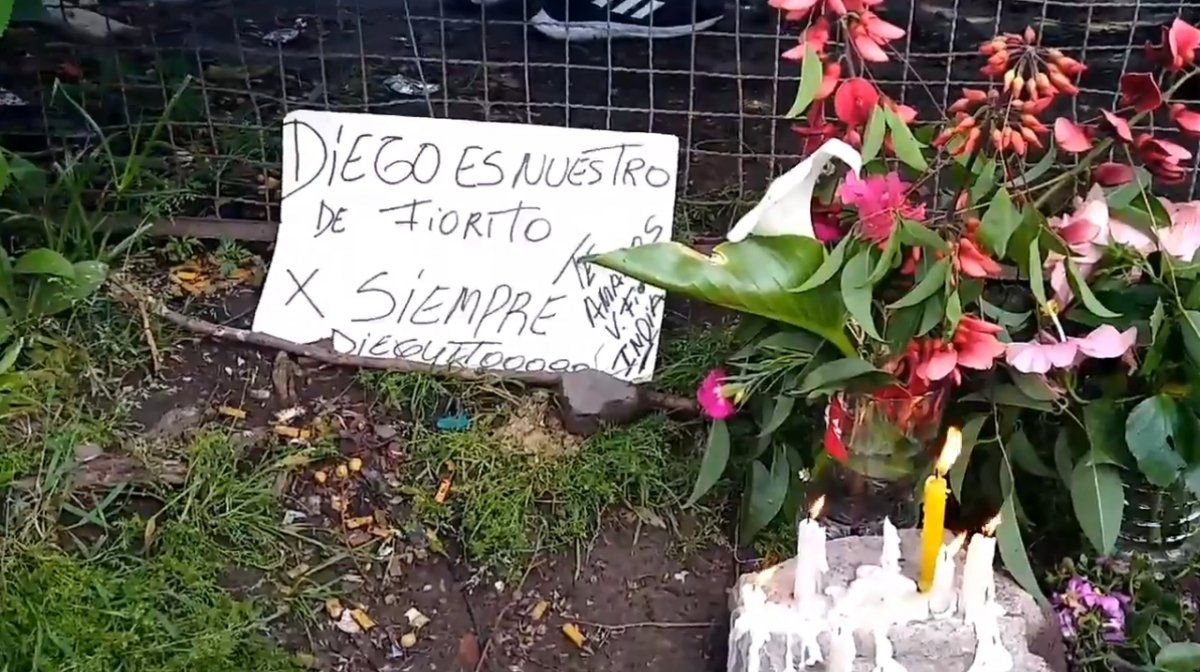 El adiós de Lomas de Zamora. Santuario en la casa de Diego Maradona en Villa Fiorito.