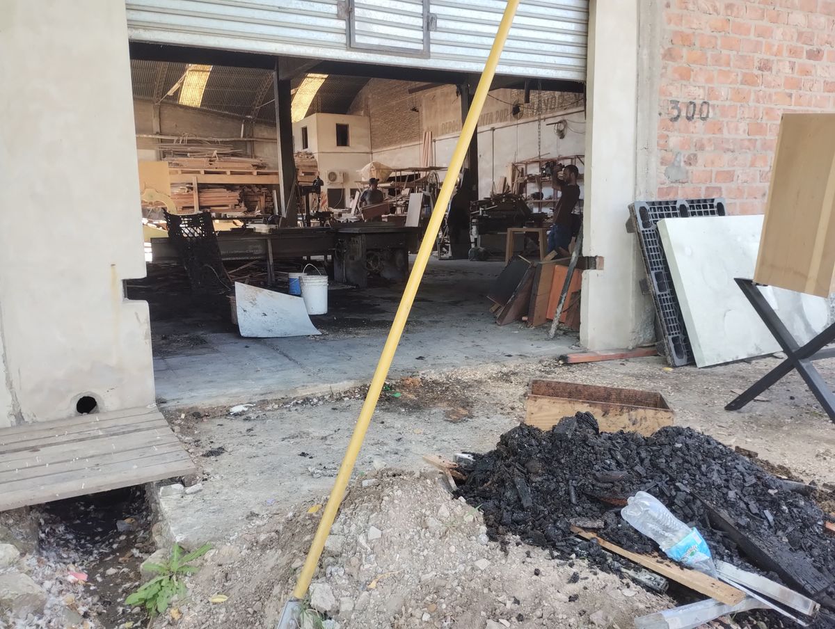 La entrada de la carpintería de El Jagüel, donde ocurrió el incendio.