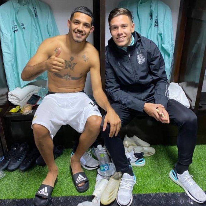 De Villa Fiorito a la Selección Argentina: Facundo Medina junto a Nehuén Pérez en el vestuario, tras el debut.