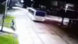 almirante brown: colectivo choco a dos vehiculos estacionados y huyo