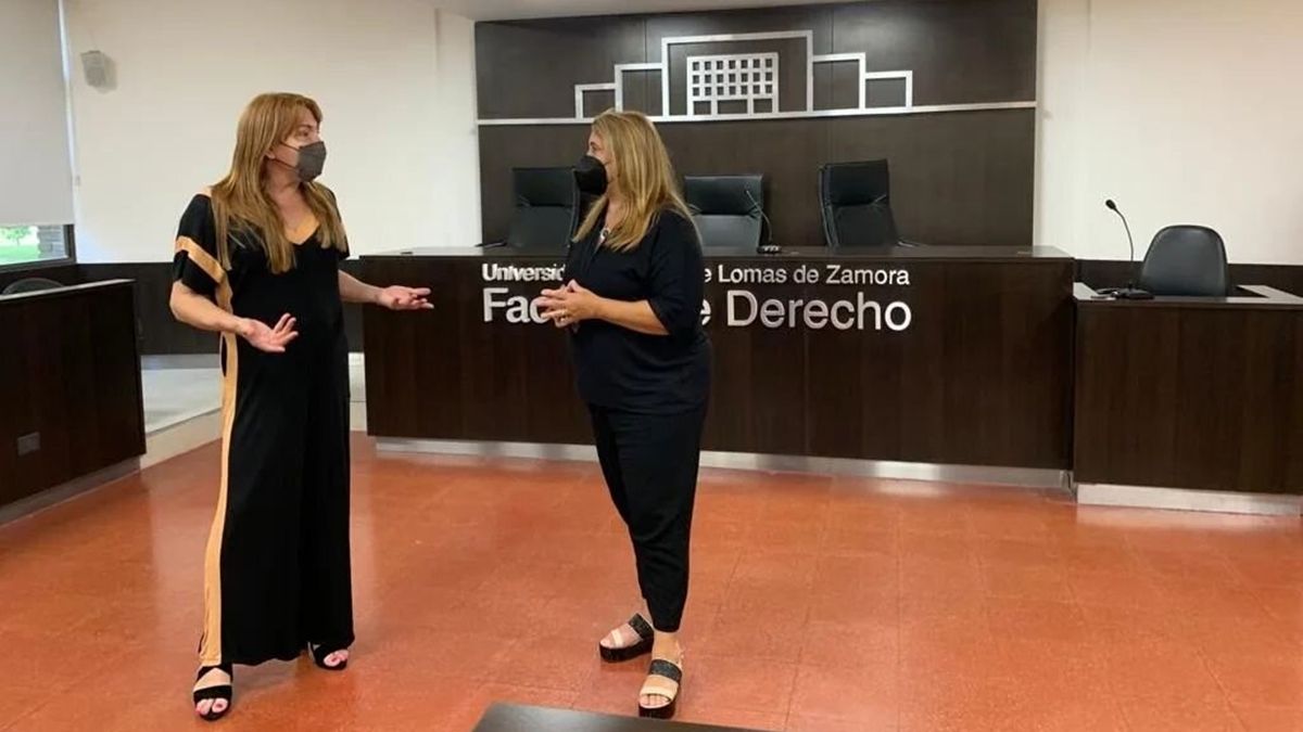 Lizy Tagliani debutó en las clases presenciales de la Facultad de Derecho de la UNLZ