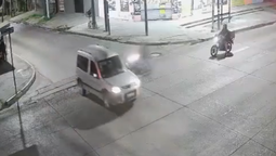 temperley: un motociclista choco contra una camioneta y fue hospitalizado