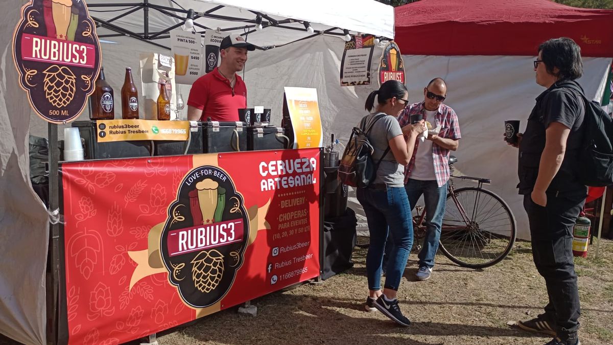 Alejandro, en un puesto de cerveza artesanal.