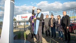 almirante brown: colocaron la virgen de lujan en el viaducto papa francisco de burzaco