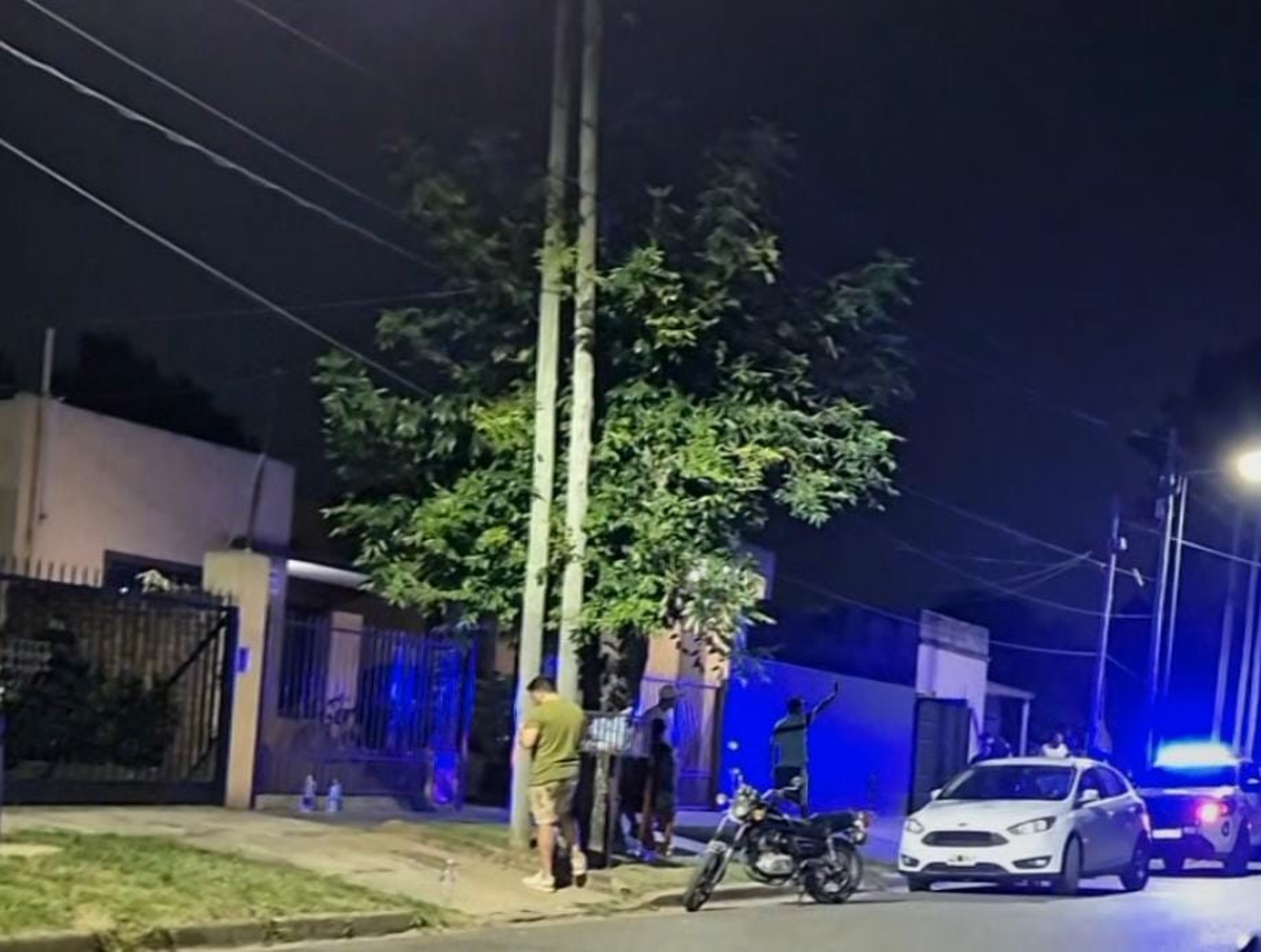 Personal policial y familiares en la vivienda del abogado de Burzaco.