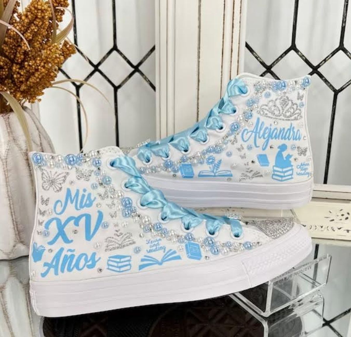 Las zapatillas “tuneadas” que se ponen ahora las quinceañeras.