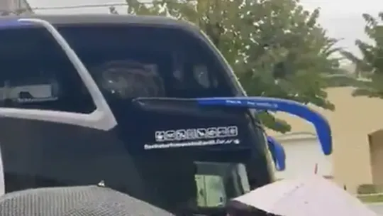 Banfield: micro de Vasco da Gama circuló en contramano y generó preocupación frente a un colegio