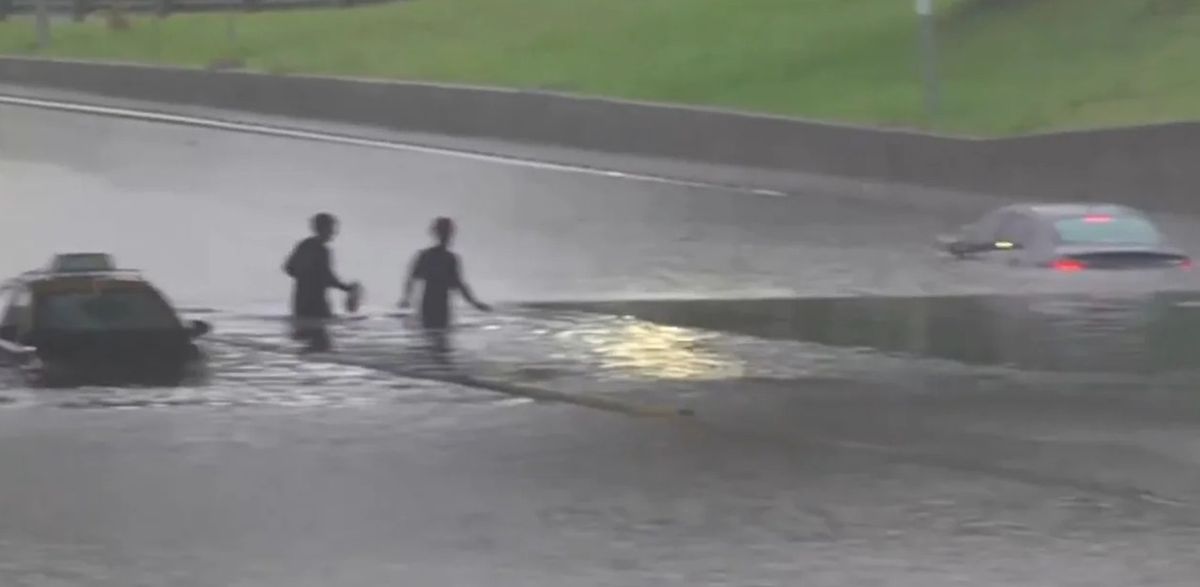 Temporal en el AMBA: se inundó la General Paz y hay complicaciones en Lomas de Zamora Temporal en el AMBA: se inundó la General Paz y hay complicaciones en Lomas de Zamora