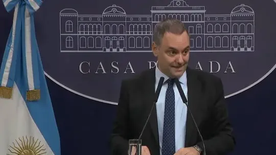 Adorni volvió a dar conferencias y defendió restricciones a la prensa en Casa Rosada