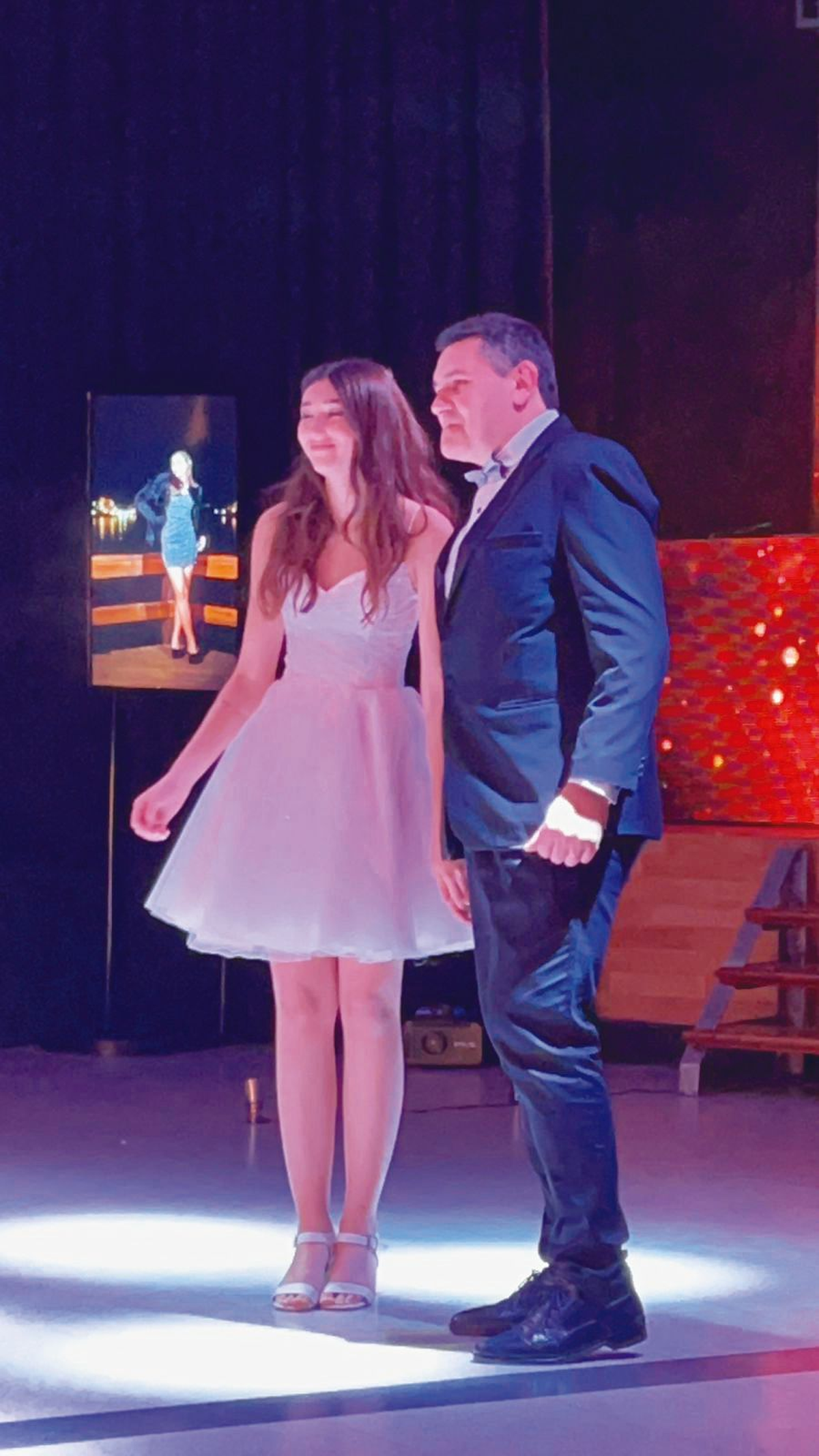 Actualmente, las quinceañeras estilan usar vestidos cortos durante toda la fiesta. 