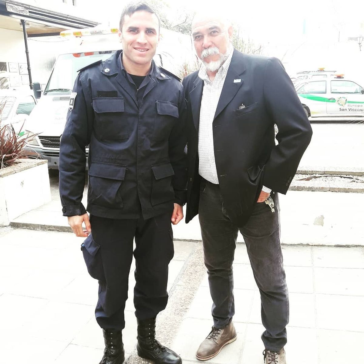 El precandidato a intendente por el espacio de Milei, Carlos Maciel (der.)